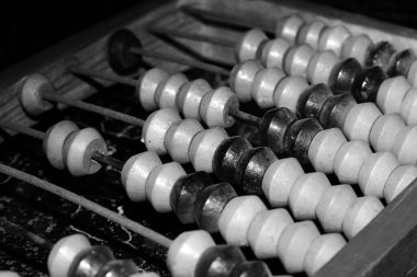 Eklemli ahşap abaküs, ilkel bir sayma cihazı..