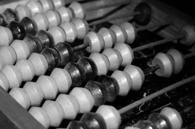 Tahta abaküs, ilkel bir sayma cihazı..