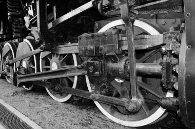 Motorlu buharlı tren lokomotifi tekerlekleri, yakın plan fotoğraf.