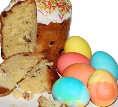 Renkli yumurtalı paskalya pastası. Beyaz arkaplanda yakın plan fotoğrafı.