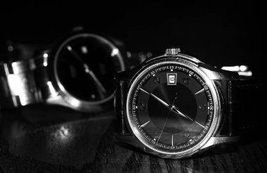 Klasik bir kol saati ahşap bir yüzeye dayanır..