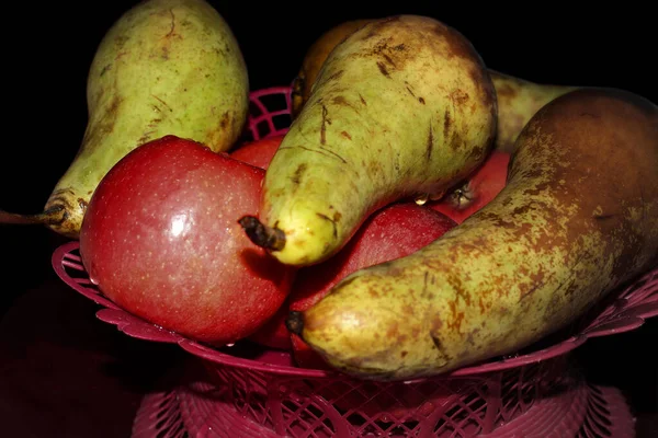 Πιάτο Φρούτων Μήλα Και Αχλάδια Στο Τραπέζι — Φωτογραφία Αρχείου