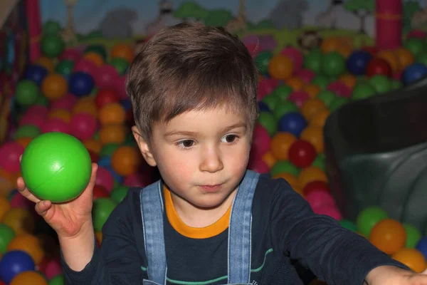 Bambino Lancia Una Palla Plastica Mentre Gioca Una Piscina Con — Foto Stock