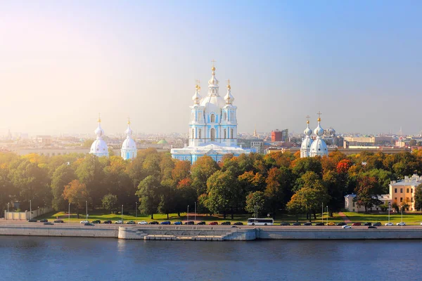 圣彼得堡的全景黎明时分阳光下的灰蒙蒙的大教堂 — 图库照片