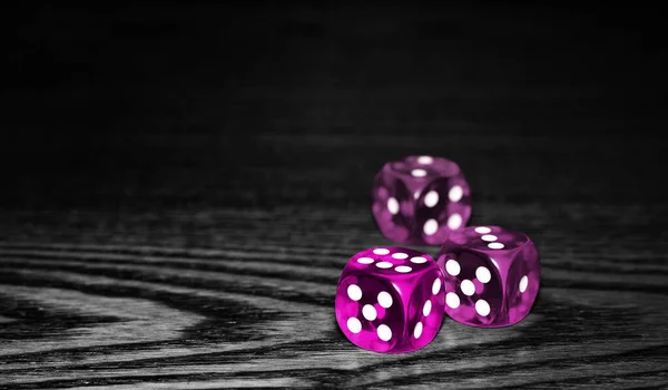 木制表面上的粉色赌场骰子 — 图库照片