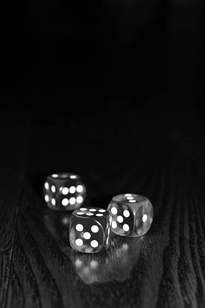 木制表面的骰子 黑白照片特写 — 图库照片