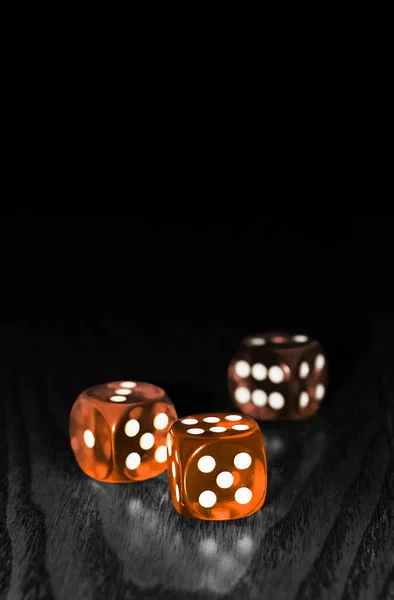 Dados Casino Laranja Uma Superfície Madeira — Fotografia de Stock