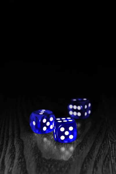 木制表面上的蓝色赌场骰子 — 图库照片