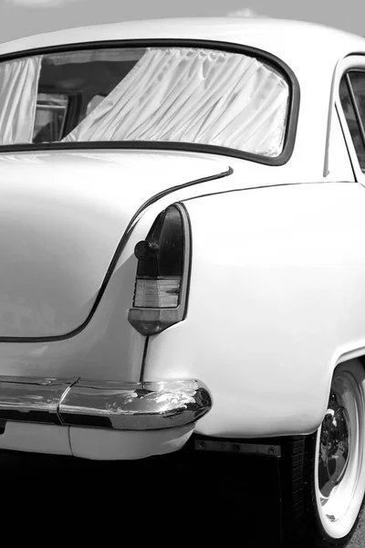 Évek Autójának Hátulja Hátsó Lámpával Króm Lökhárítóval — Stock Fotó