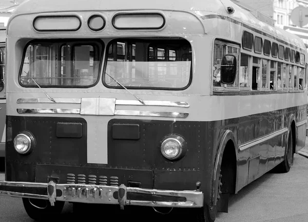Oldtimer Bus Auf Der Straße Schwarz Weiß Foto — Stockfoto