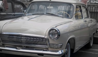 50 'lerin klasik arabası krom ızgaralı ve yuvarlak farlı.