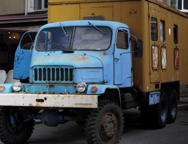 Eski, paslı 1950 'lerin kamyonu karanlık bir sokakta