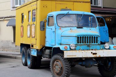 Eski, paslı 1950 'lerin kamyonu sokakta.