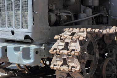 Yaşlı sürüngen traktörü. Yakın plan fotoğraf.