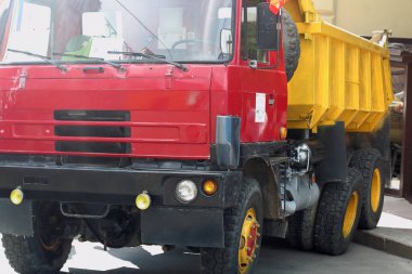 Büyük bir üç eksenli damperli kamyon. Fotoğrafı kapat.