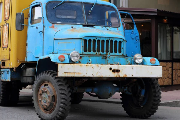 Sokakta paslı eski bir kamyon var.