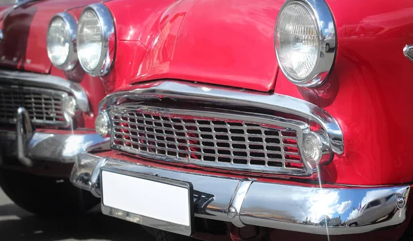 Передня Частина Червоного Класичного Автомобіля Років Хромованою Решіткою Круглими Фарами — стокове фото