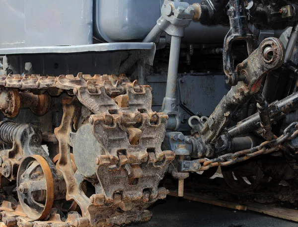 bir traktörün arka kısmı.