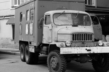 Pas kaplı eski bir kamyon. Siyah beyaz fotoğraf