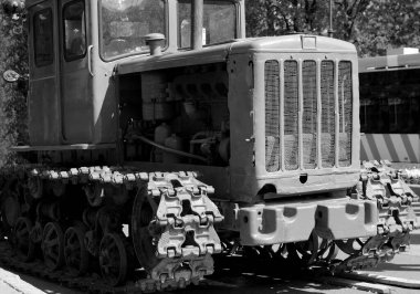 Yaşlı sürüngen traktörü. Siyah beyaz fotoğraf