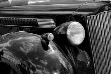 Eski bir arabanın ön çamurluğu ve ön farları.