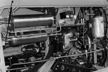 Motor kaputun altında gazla çalışıyor.