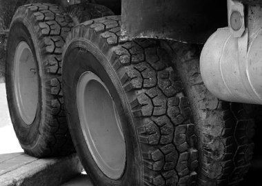 Ağır bir kamyonun çift katlı tekerlekleri.