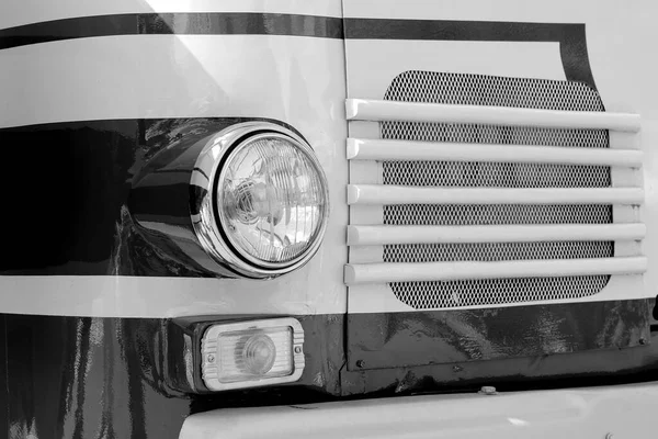 50年代的公共汽车前部有一个圆形的镀铬前灯和散热器格栅 — 图库照片