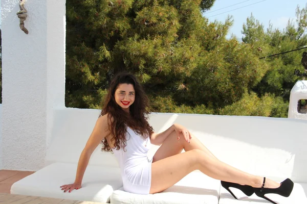 Modelo encaracolado em vestido de festa branca no Mediterrâneo circundante — Fotografia de Stock