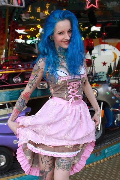 Bellezza Oktoberfest tatuato con i capelli blu — Foto Stock