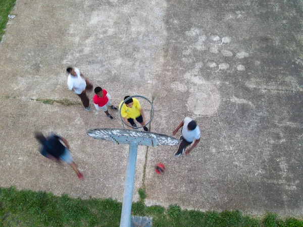 Port Elizabeth, Südafrika Oktober 2020 Unscharfe Bewegung einer Gruppe junger Männer beim Basketballspielen im Freien — Stockfoto