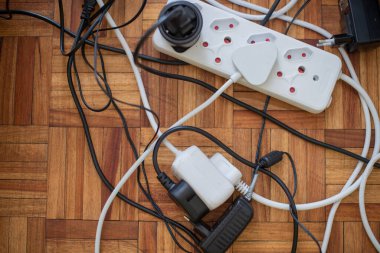 Aşırı yüklü elektrik kablosunun yakın çekim görüntüsü