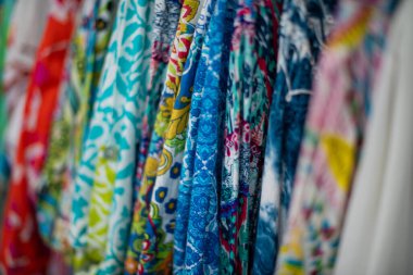 Askıda asılı renkli malzemelere odaklan