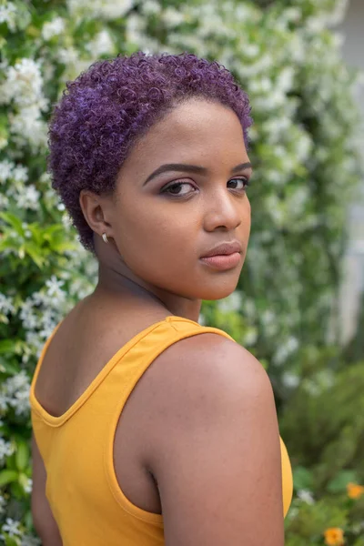 Close up retrato de jovem com cabelo colorido — Fotografia de Stock