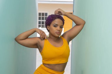 İki duvar arasına sıkışmış genç bir kadın.