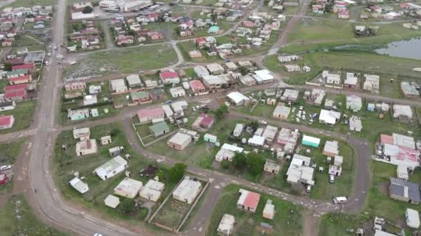 南アフリカの町を飛行するドローンの空中ビュー — ストック動画