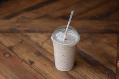 Smoothie kopya alanı olan masadan izole edildi