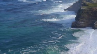 Dalgalı denizler Atlantik Okyanusu açıklarında kıyı şeridine çarpıyor.