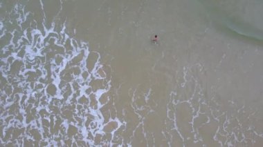 Yüzmeye giden genç bir çocuğun hava manzarası.