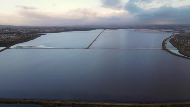 Vista aérea do lago salgado com nuvens pairando acima — Vídeo de Stock