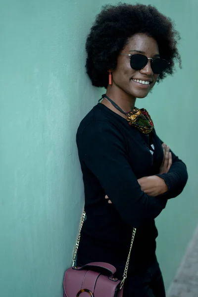 Porträt einer glücklichen Frau mit Afro, die gegen Wand steht — Stockfoto