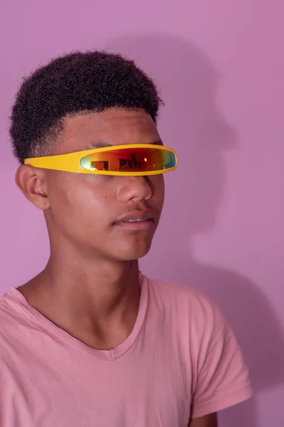 Porträt eines Teenagers mit futuristischer Sonnenbrille — Stockfoto