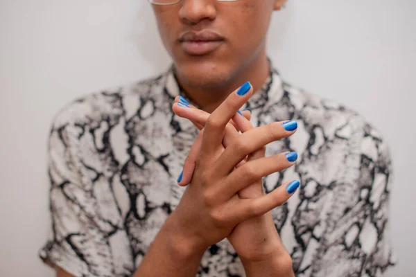 Gros plan d'une personne non binaire avec des ongles bleus — Photo