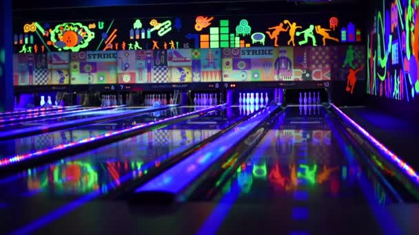 Nahaufnahme der Bowlingbahn mit bunten Lichtern — Stockvideo