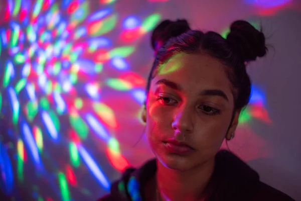 Nahaufnahme Porträt einer jungen Frau mit hellen Disco-Lichtern im Zimmer — Stockfoto