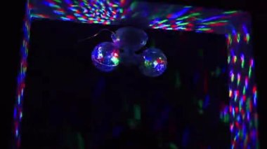 Karanlık odada parlayan disko ışıkları