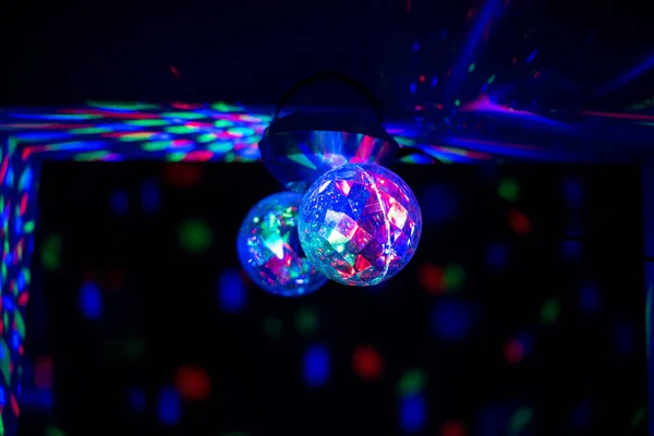 Disco földgömb megvilágítja a különböző színek a szobában — Stock Fotó