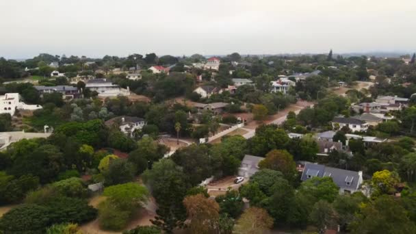 Drone terbang di atas daerah perumahan di afrika selatan — Stok Video