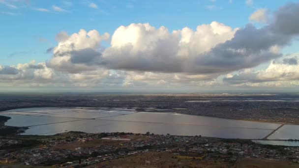 Drone volando sobre área residencial con nubes flotando y salar en el fondo — Vídeo de stock