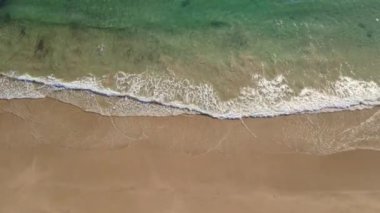 Kıyı şeridine doğru akan dalgaların havadan görüntüsü.